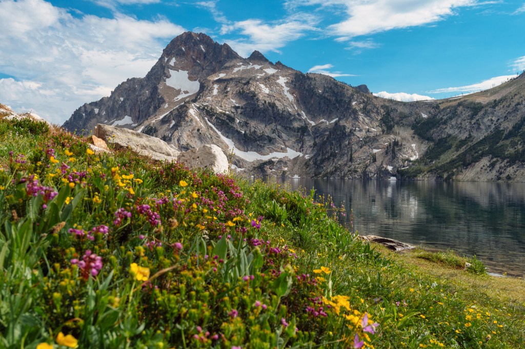 Hiking Idaho's most beautiful alpine lake in Stanley, Idaho